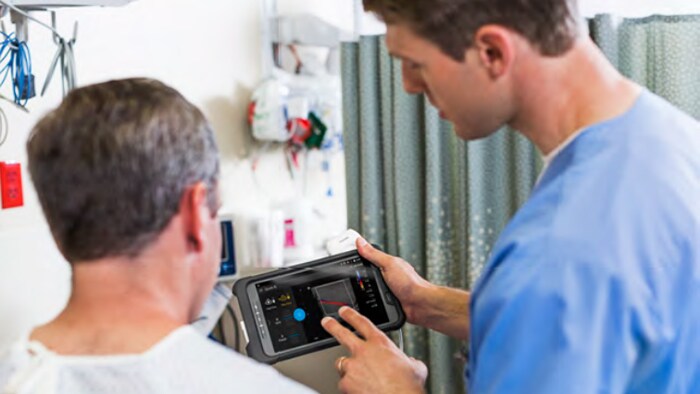 Врач работает над планшетом