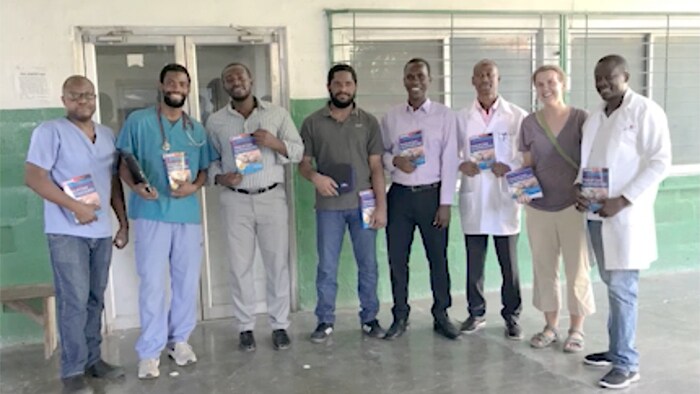 Врач работает над планшетом