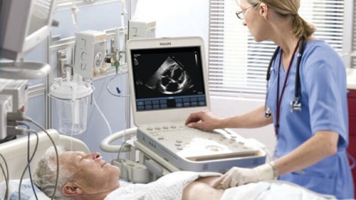 Телефон рядом с аппаратом Lumify