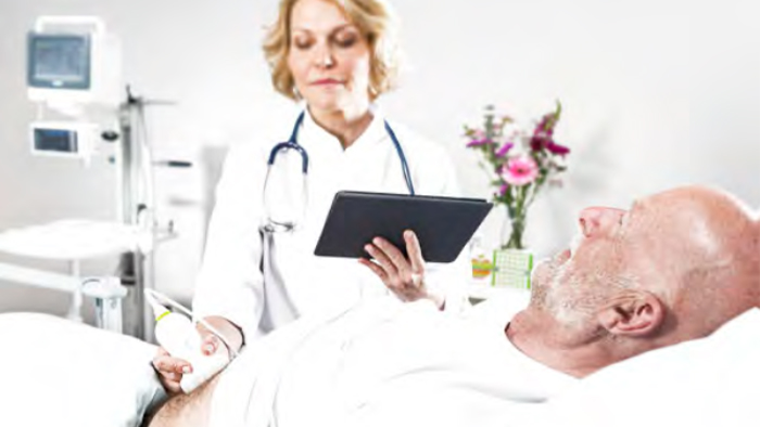 Медсестра, использующая аппарат Lumify