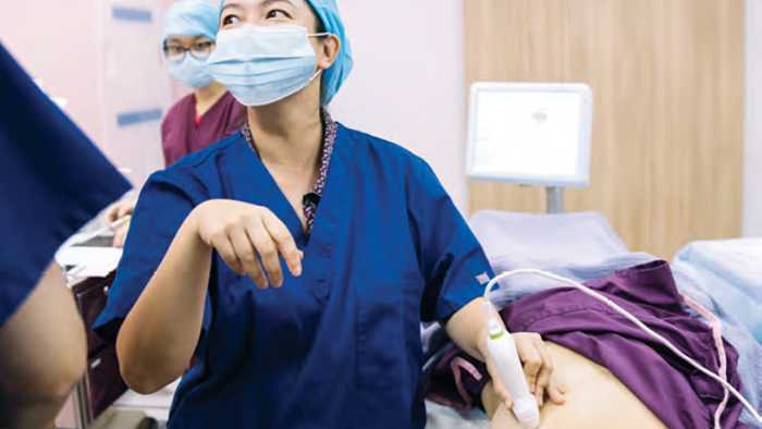 Телефон рядом с аппаратом Lumify