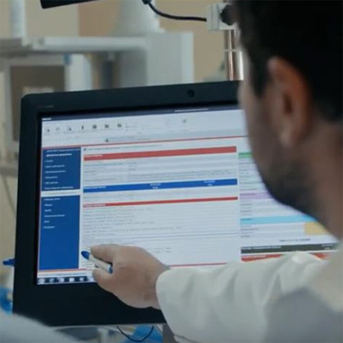 мужчина, использующий компьютер