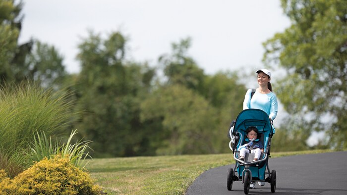Когда и как долго можно гулять с новорожденным, как одевать