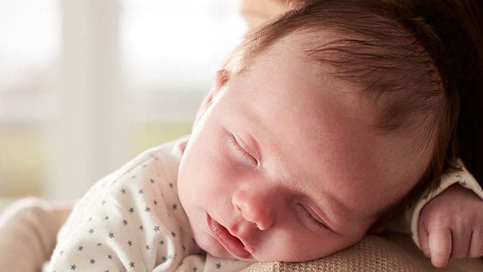 Почему ребенок срыгивает после кормления?