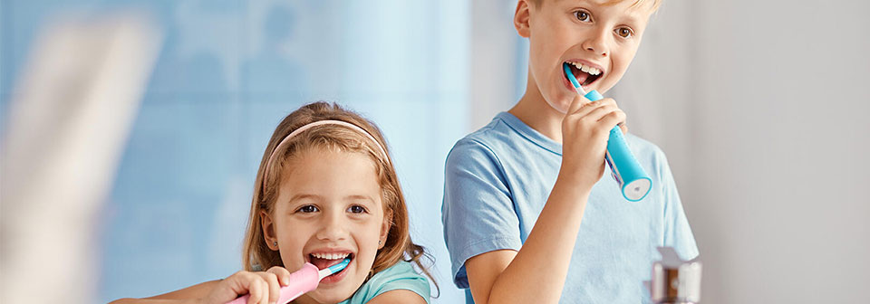 Дети чистят зубы