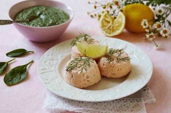 Нежный мусс из лосося с соусом из шпината и укропа