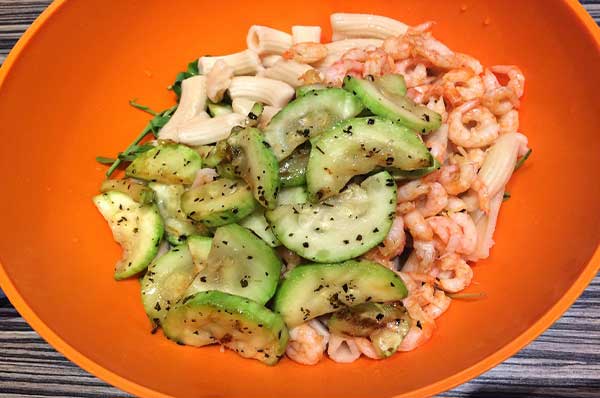 Салат с пастой, креветками и овощами
