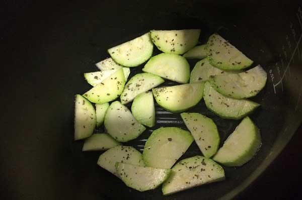 Салат с пастой, креветками и овощами