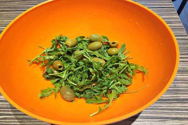 Салат с пастой, креветками и овощами