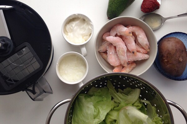 Салат из креветок и авокадо с коктейльным соусом