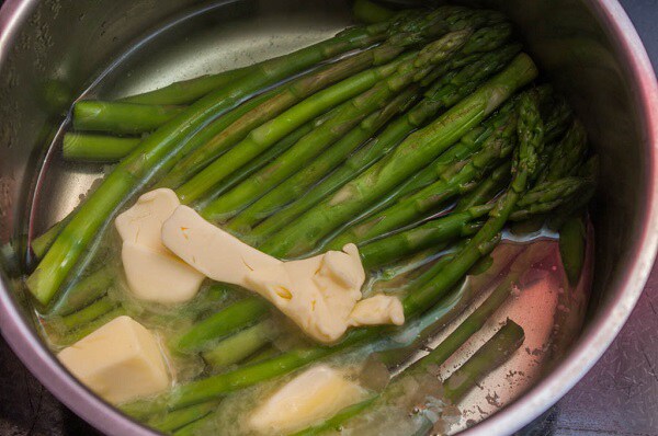 Суп из спаржи с белыми грибами