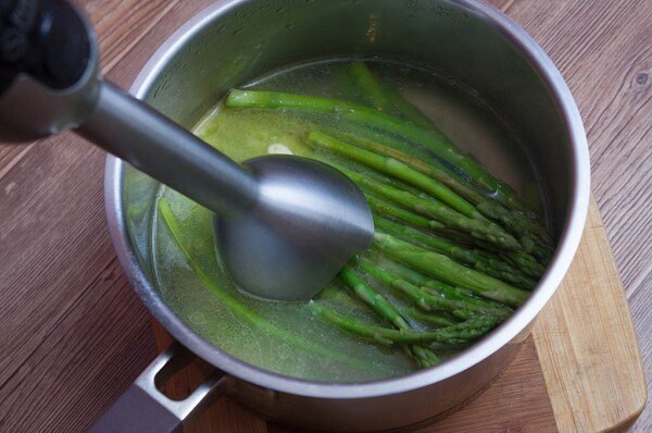 Суп из спаржи с белыми грибами